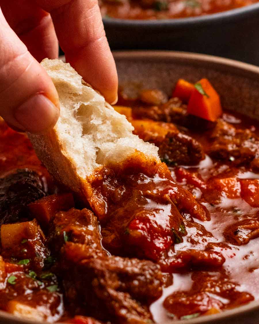 Mojar pan en goulash húngaro