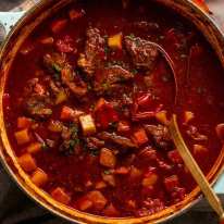 Goulash húngaro - estofado de ternera en una olla