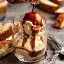 Verter café sobre Affogato