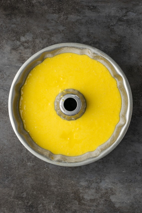 Masa de pastel Mountain Dew en un molde bundt engrasado.