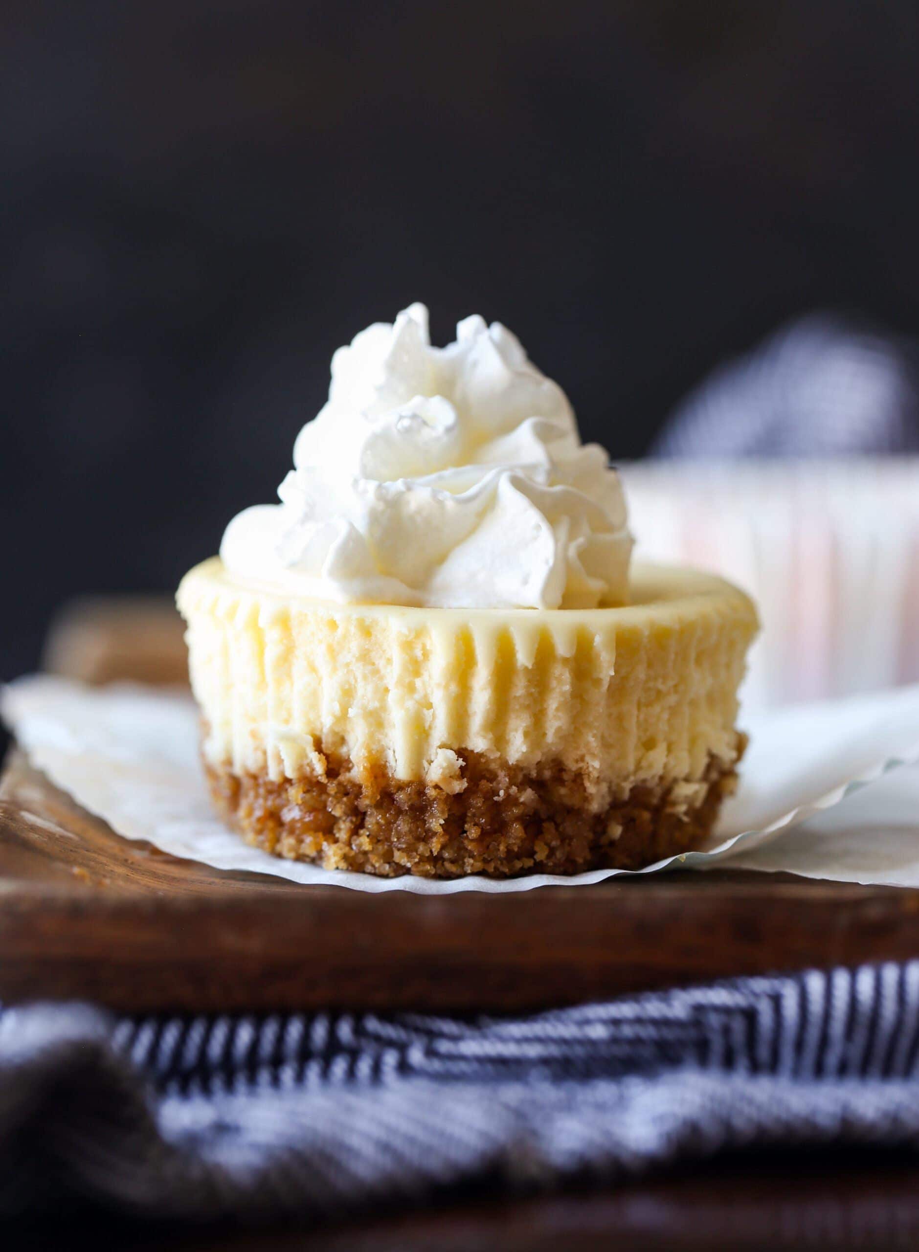 Mini cheesecake cubierto con crema batida