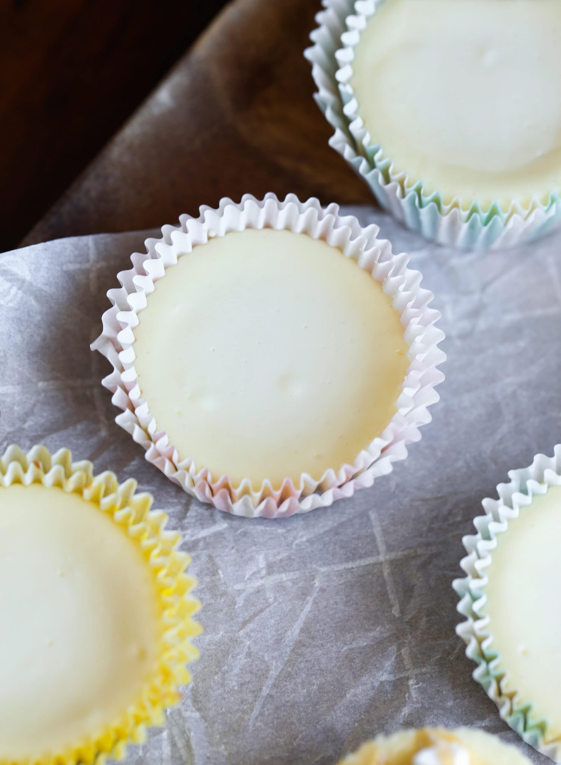 tarta de queso horneada en un molde para muffins con molde para cupcakes