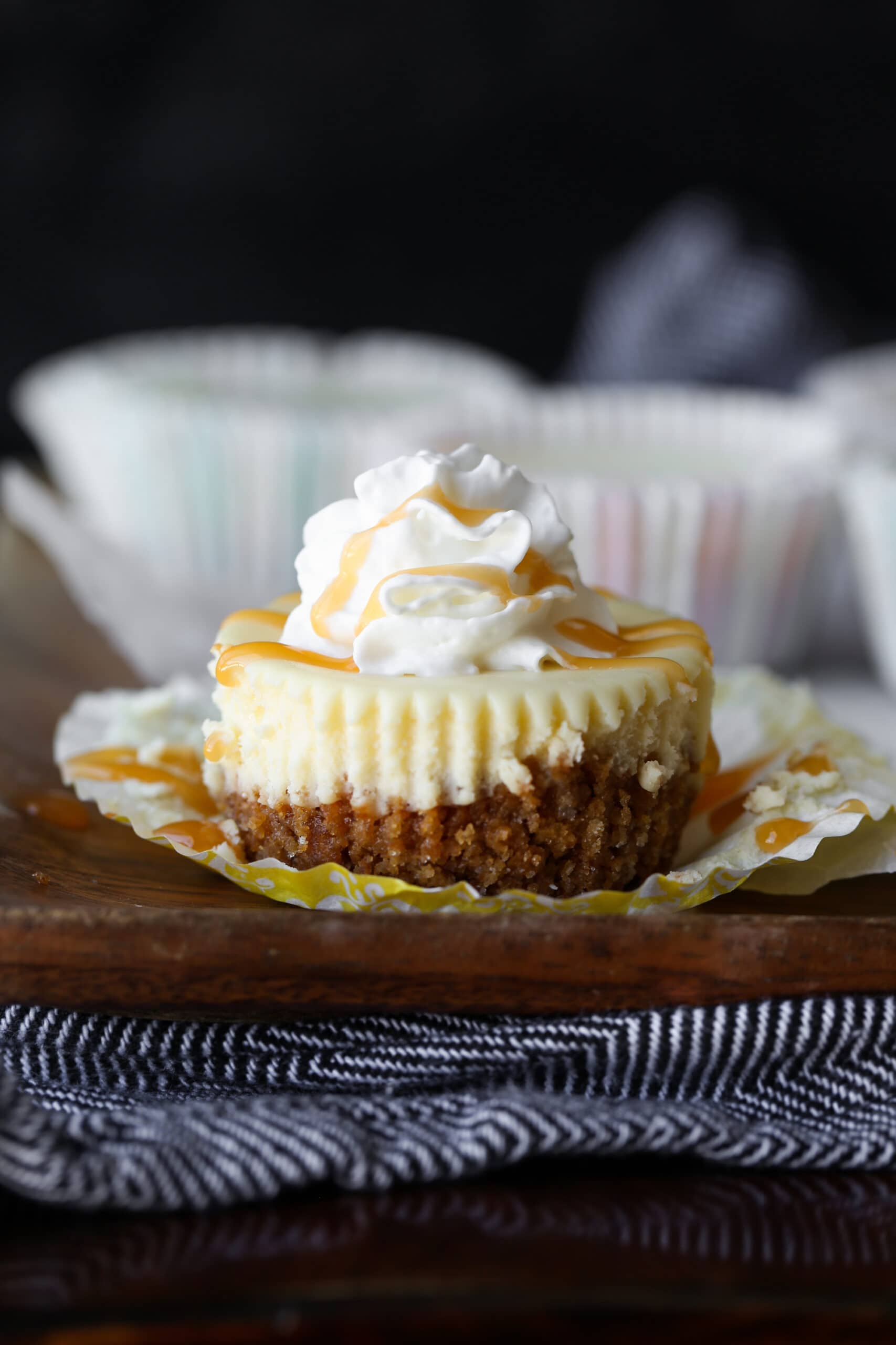 Tarta de queso pequeña sin envolver con llovizna de caramelo