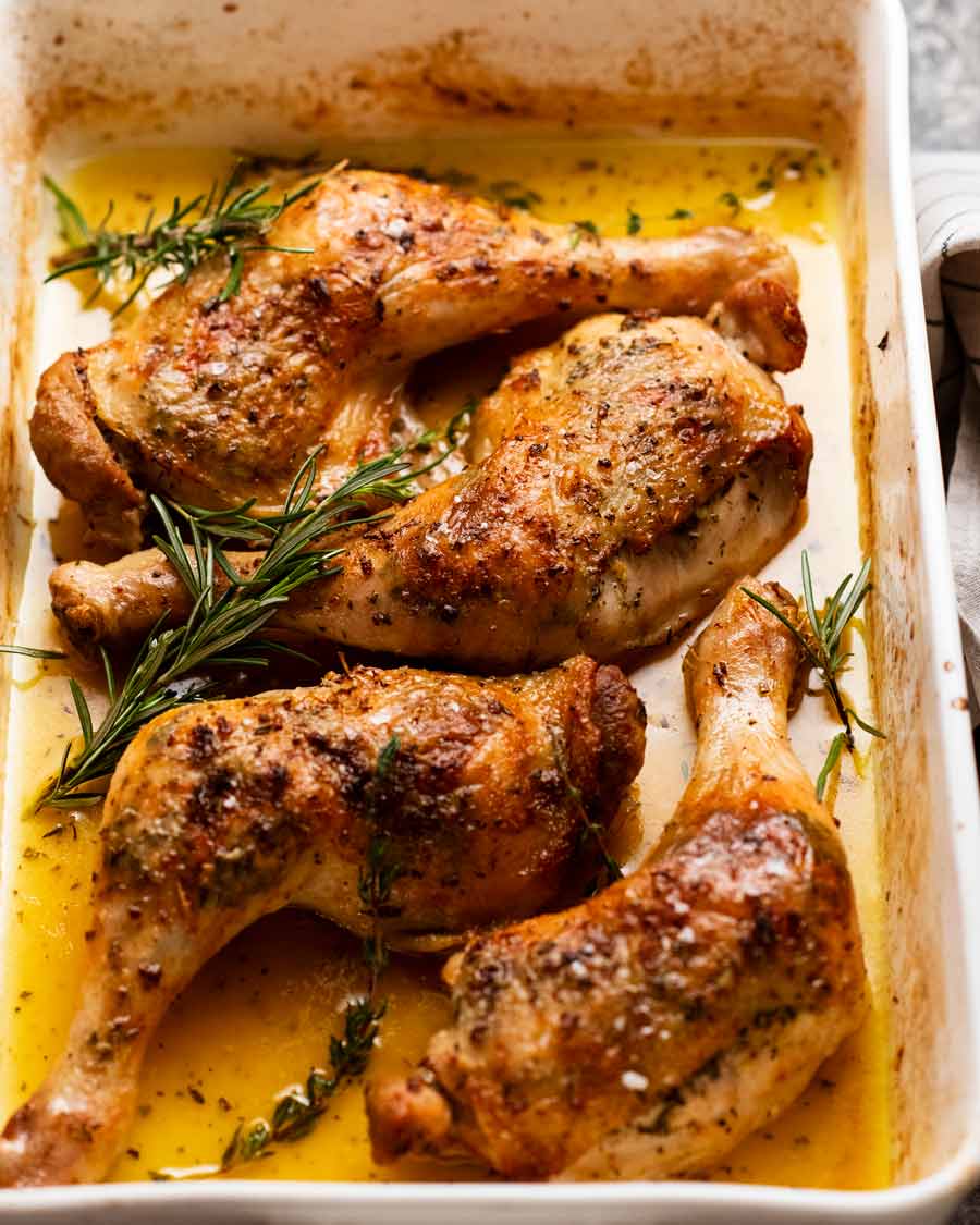 Marylands de pollo con mantequilla de hierbas y ajo recién salido del horno
