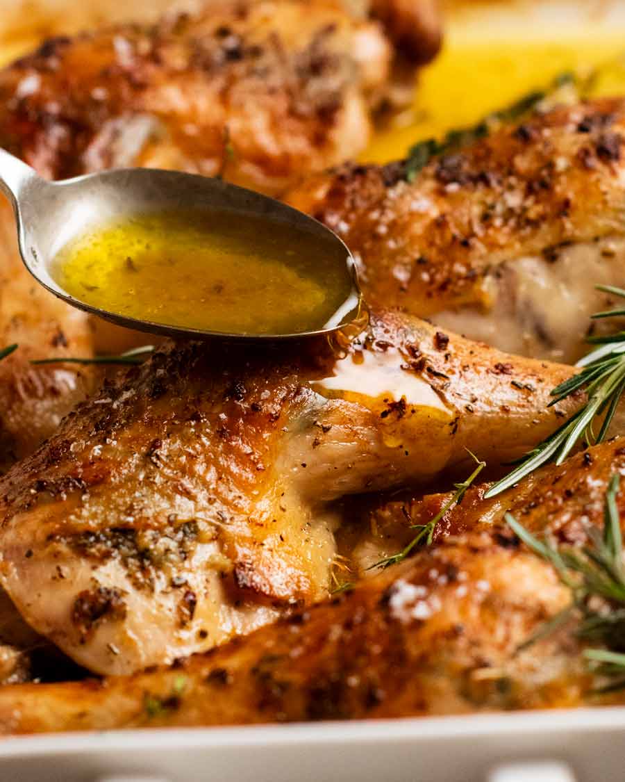 Cuchara de mantequilla de hierbas y mantequilla de ajo pollo Marylands