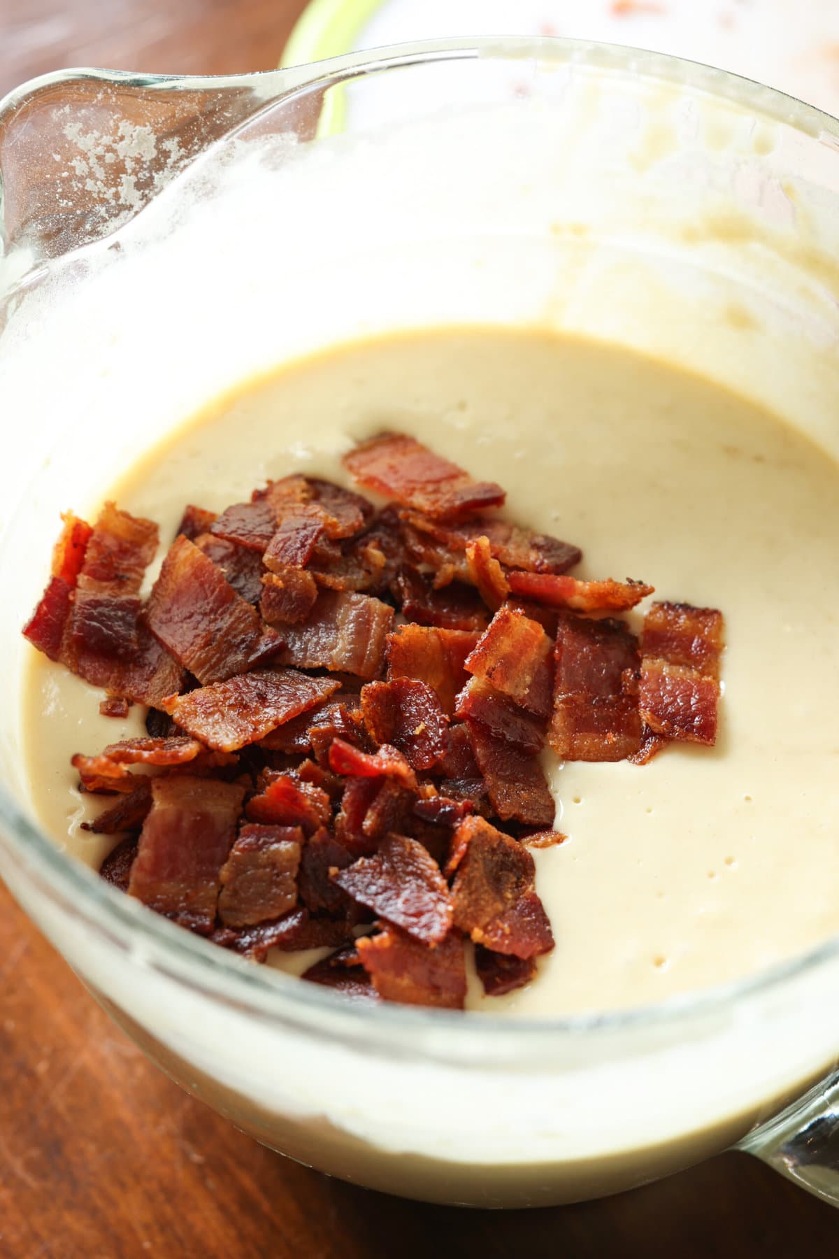 masa para panqueques en un recipiente de vidrio transparente con tocino picado