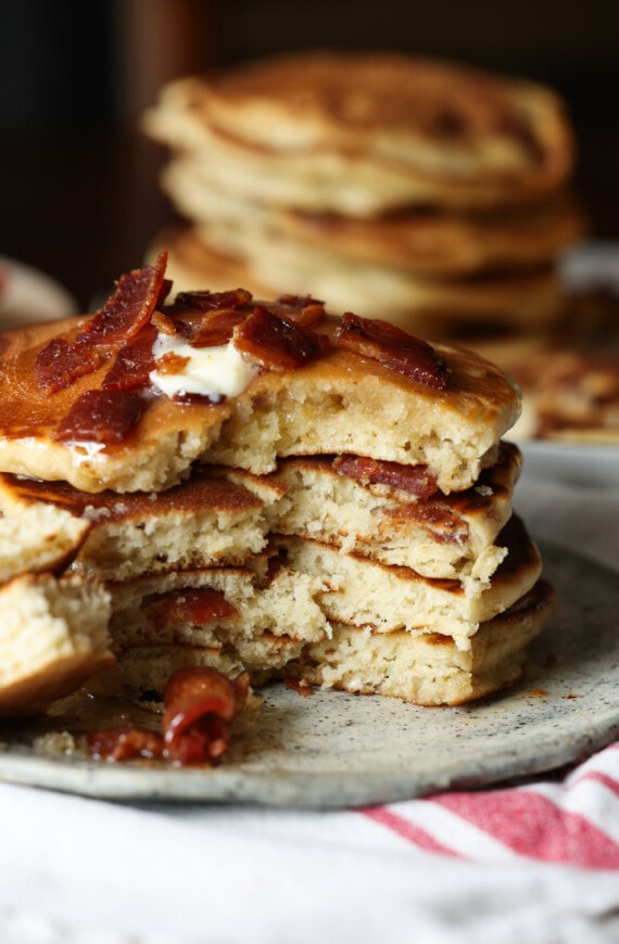 Panqueques de maple tocino en un plato cortado para mostrar el interior