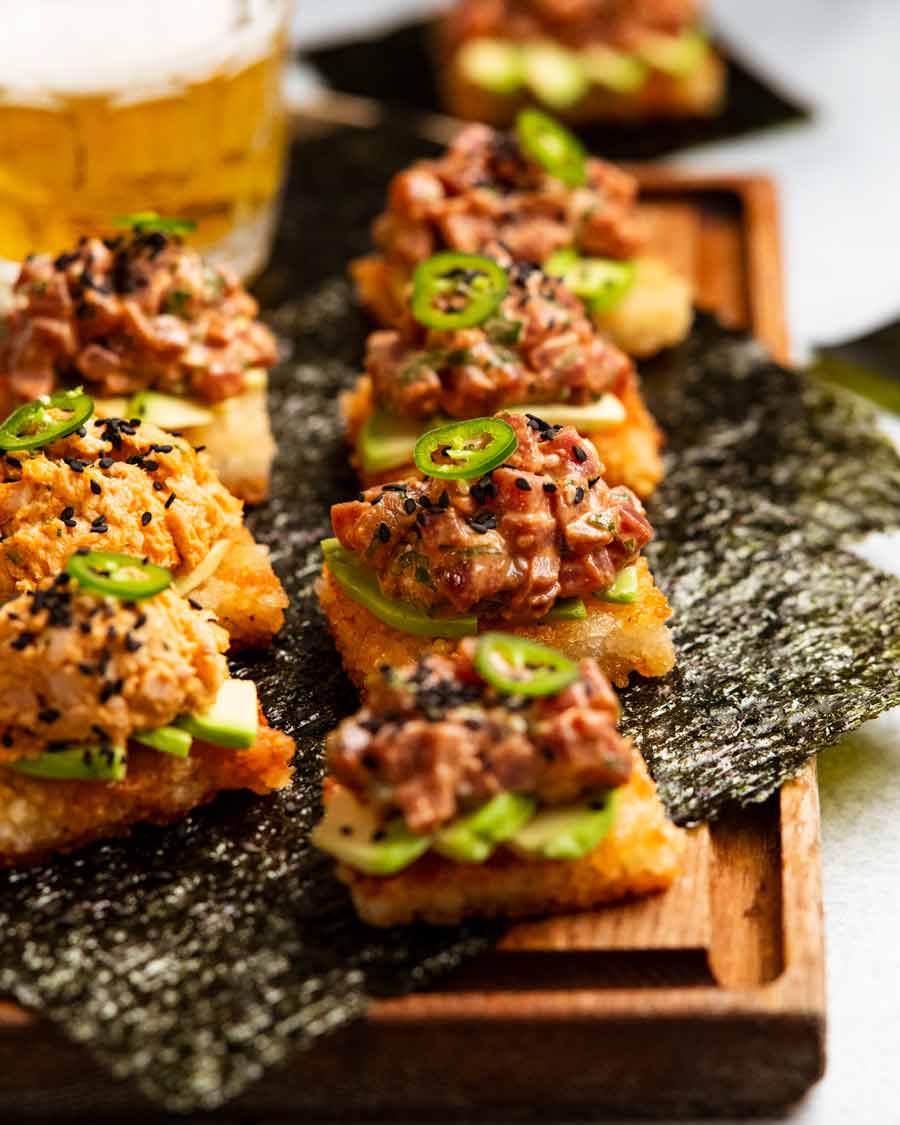 Arroz crujiente de atún picante en un plato