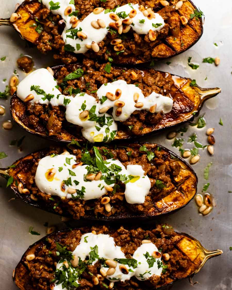 Berenjenas rellenas marroquíes - ternera o cordero especiadas - recién salidas del horno