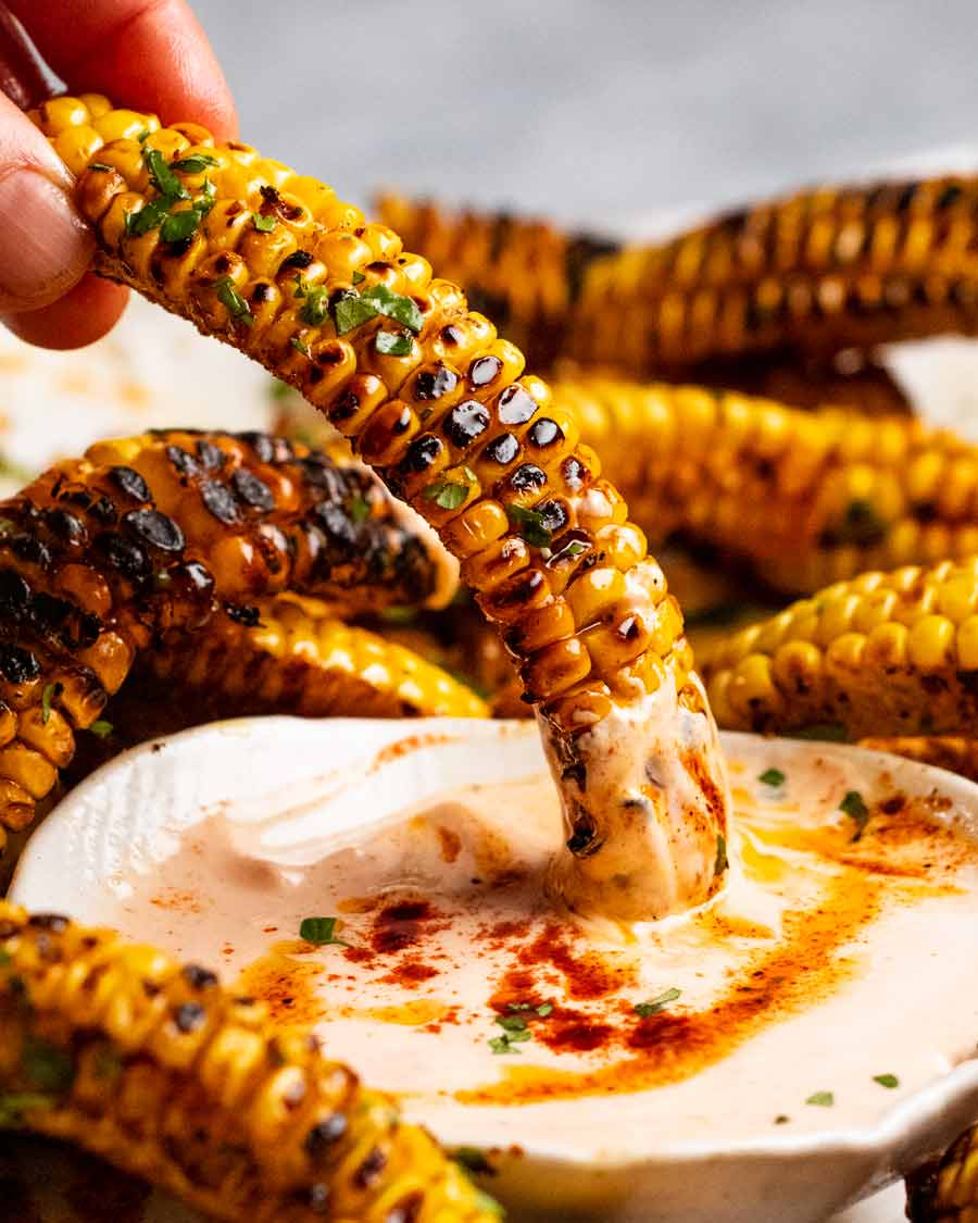 Mojar costillas de maíz en salsa