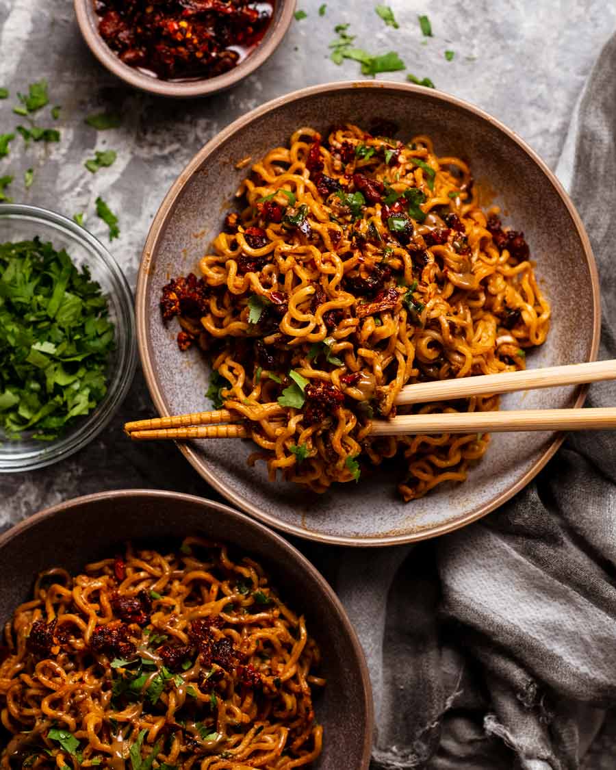 Fideos crujientes de chile listos para comer