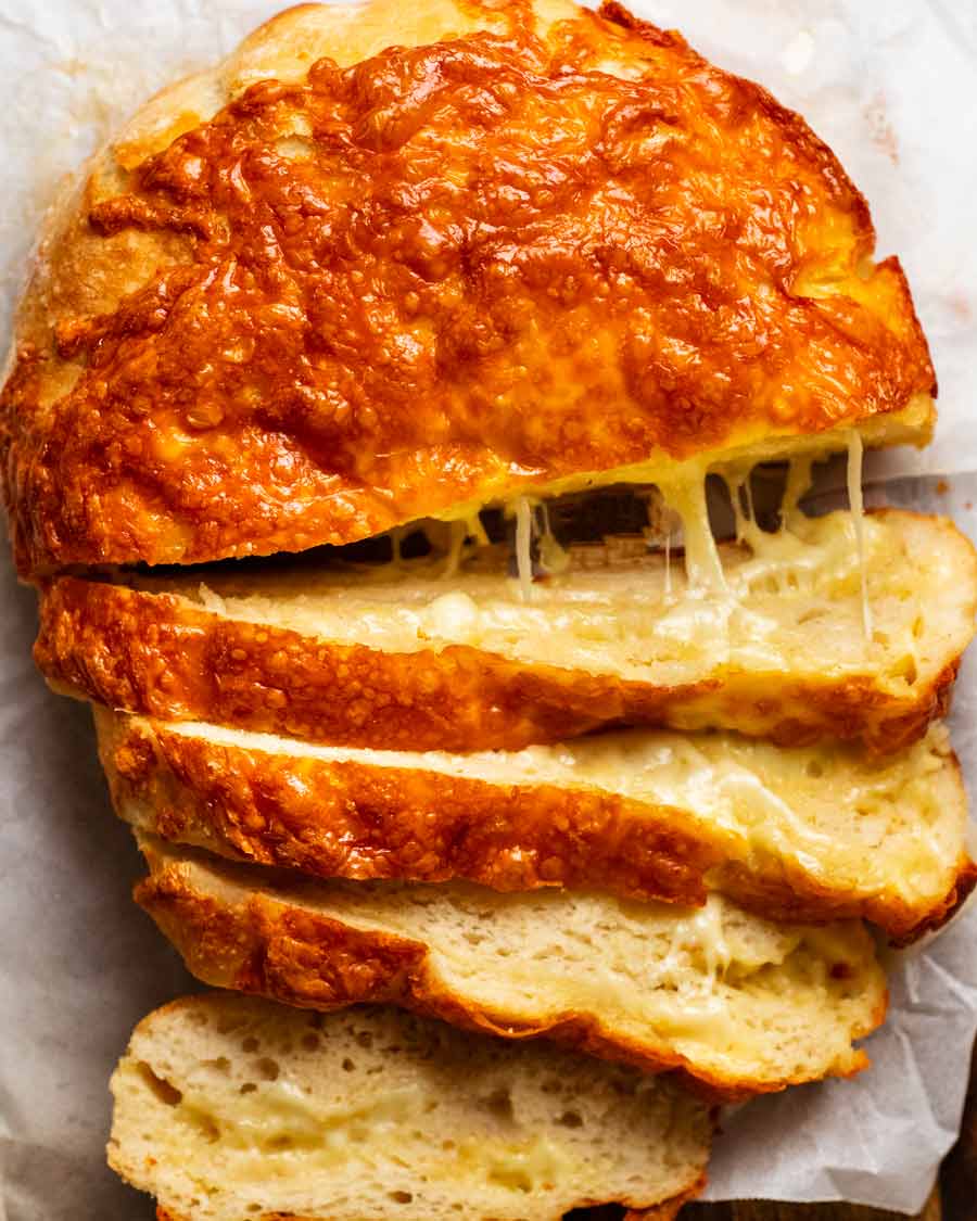 Pan de queso sin amasar listo para comer