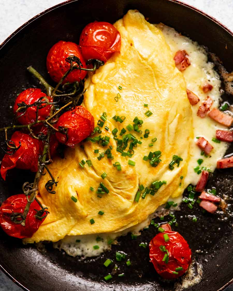 Tortilla de jamón y queso recién hecha