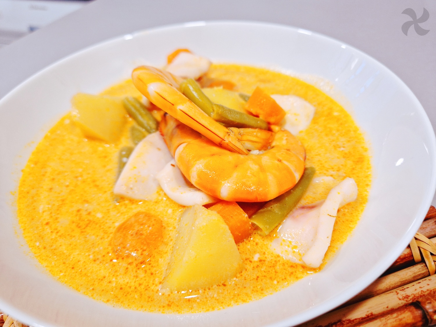 Curry thai de calamares y langostinos