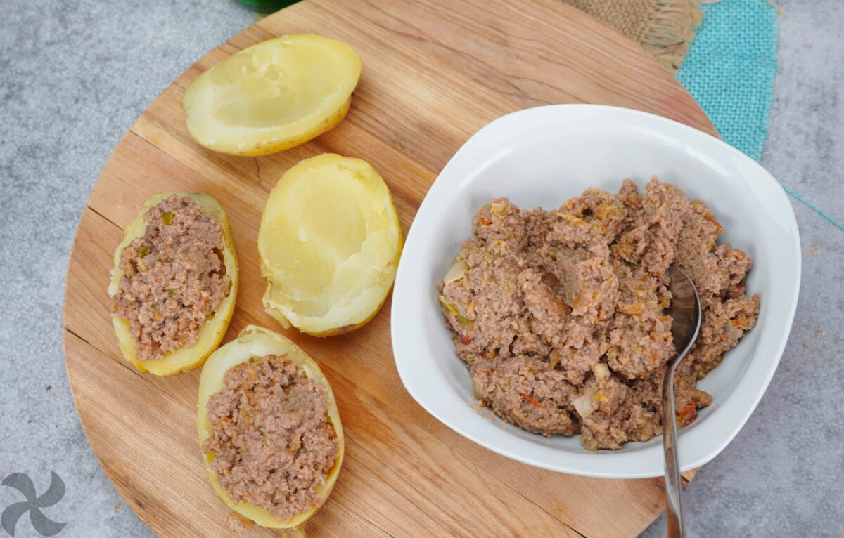 Patatas asadas rellenas de carne picada