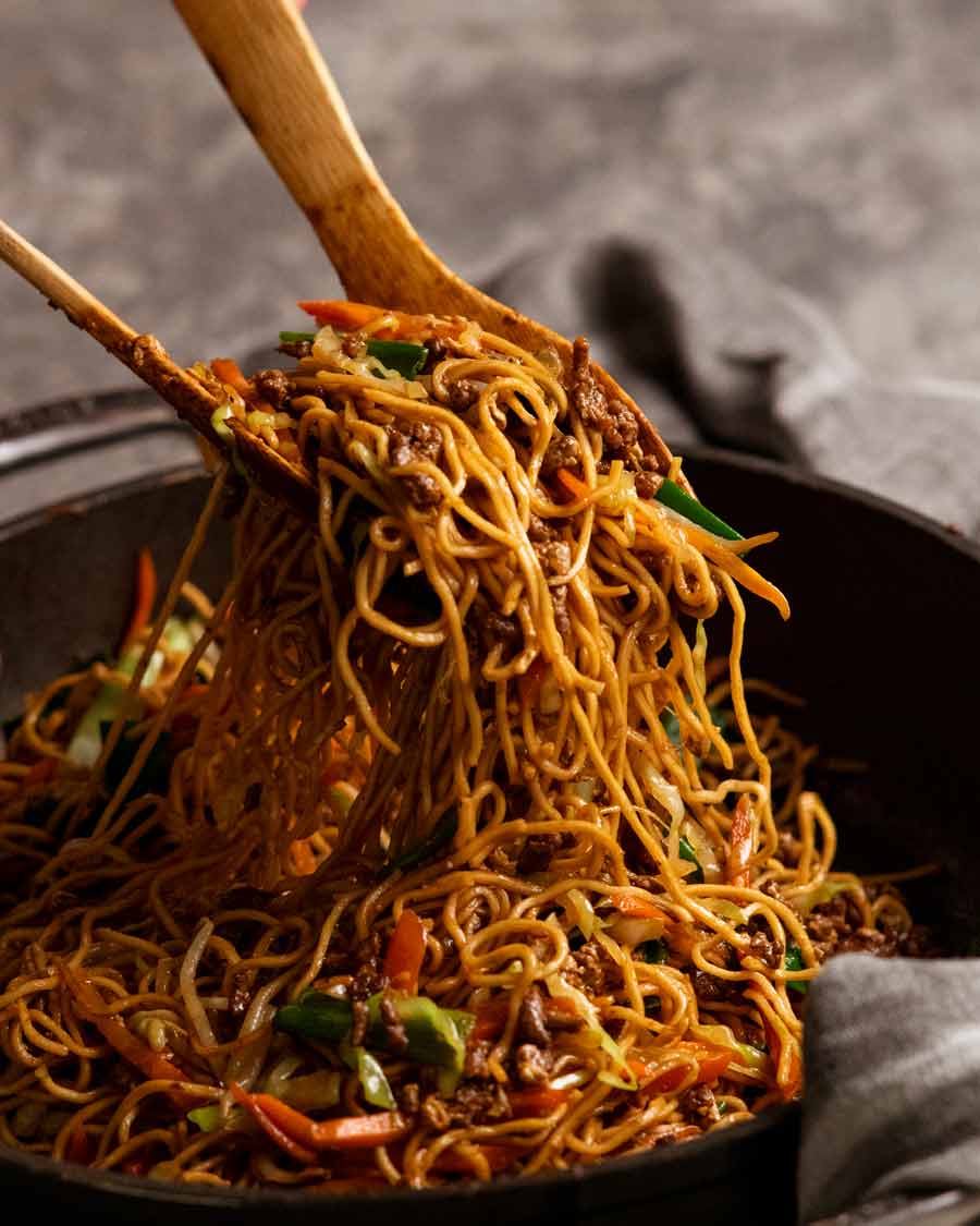 Sirviendo chow mein de carne