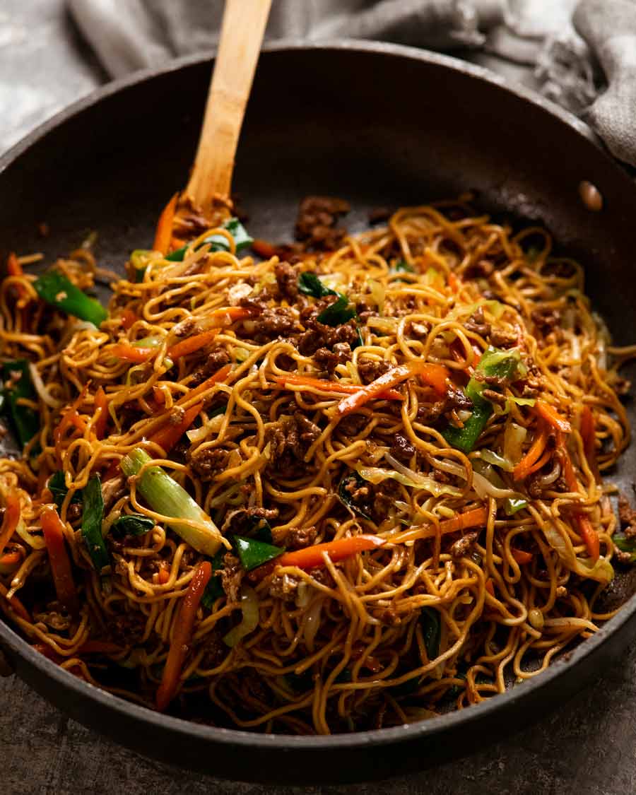 Chow mein de ternera recién cocinada