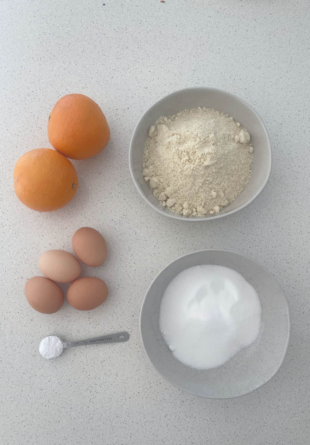 Ingredientes para hacer una tarta entera de naranja.