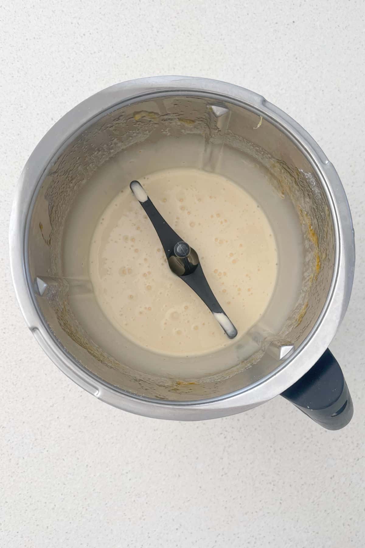 Mezcla entera de bizcocho de naranja en un bol de thermomix.