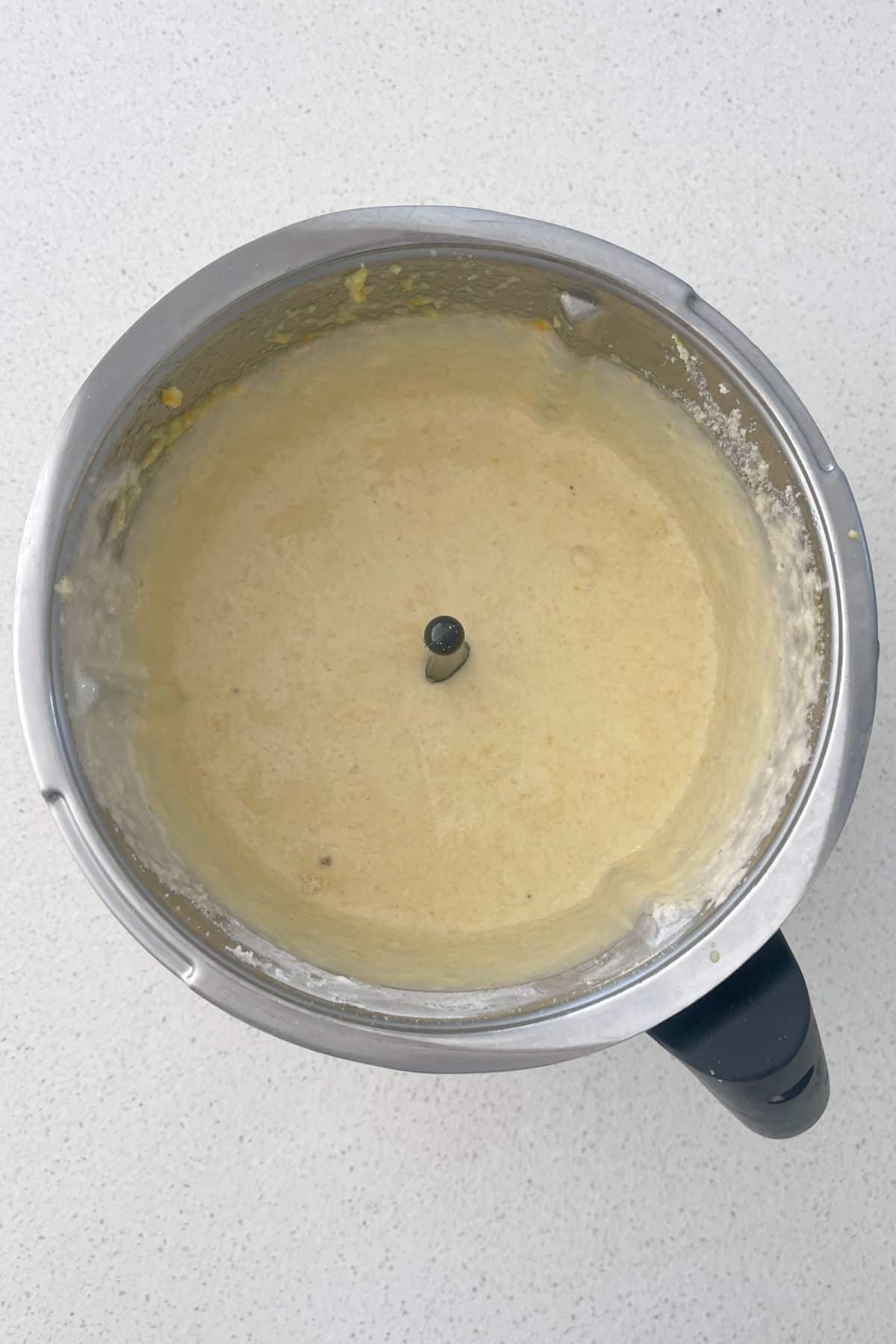 Mezcla entera de bizcocho de naranja en un bol de thermomix.
