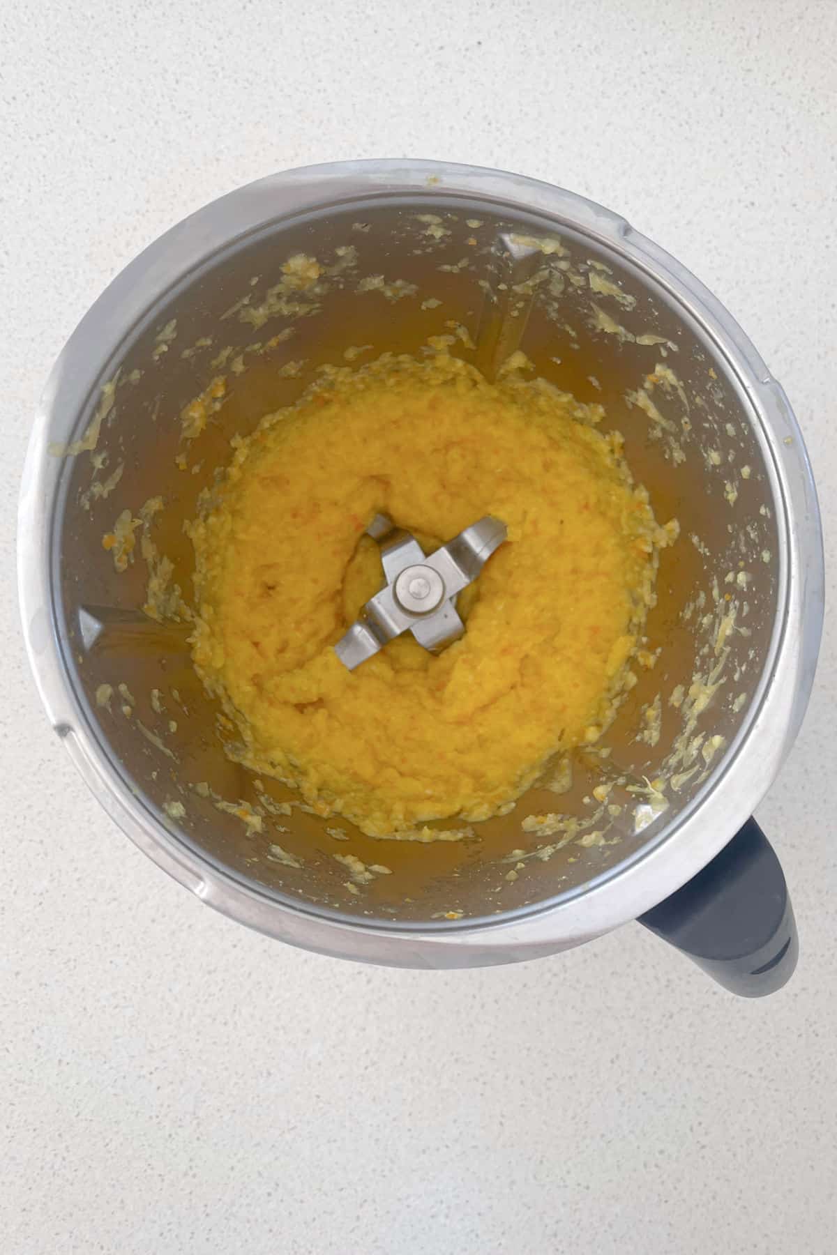 Naranjas cocidas rebozadas en un bol de Thermomix.