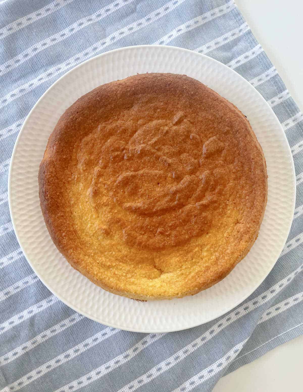 Vista aérea de un pastel de naranja entero recién salido del horno.