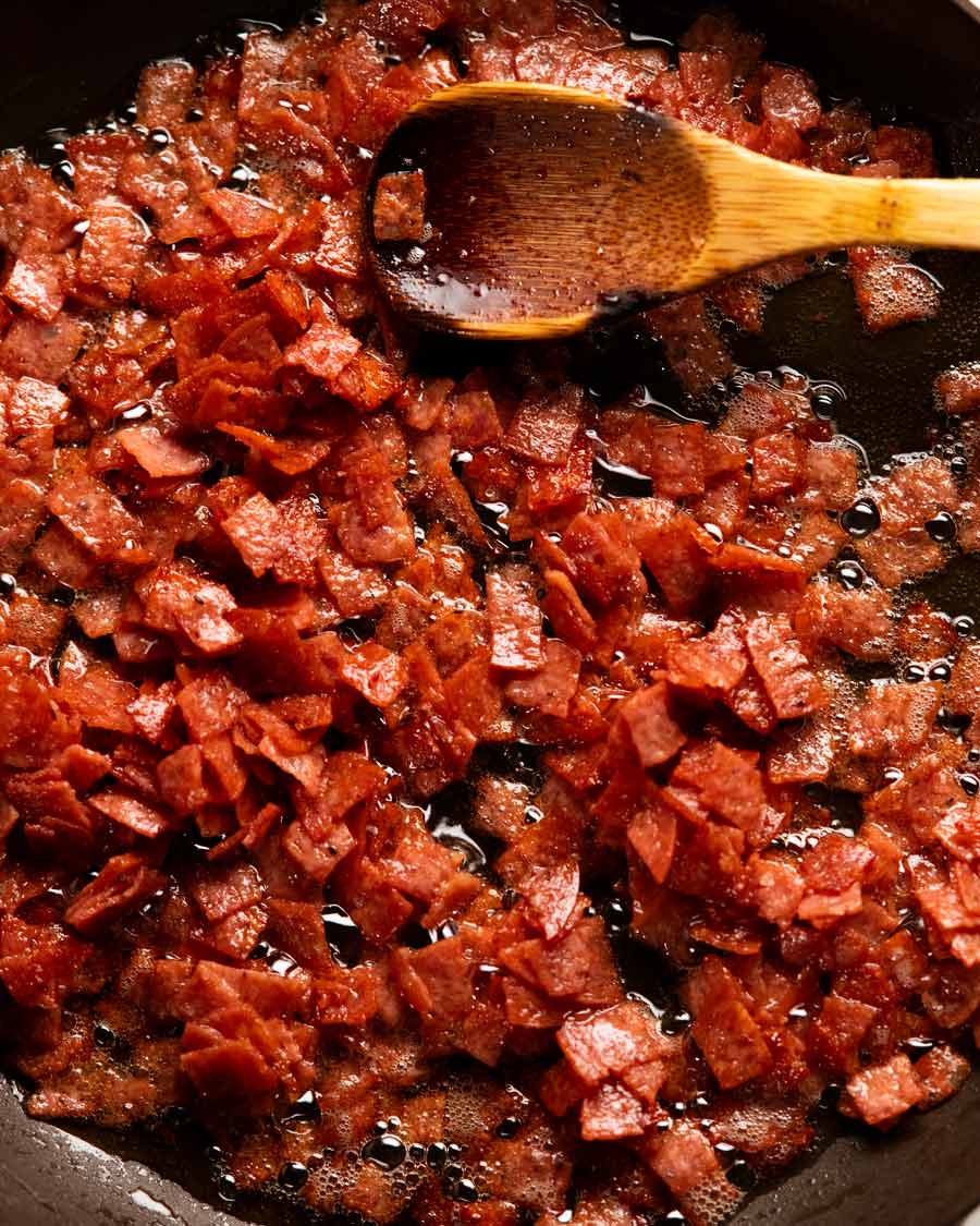 Trocitos crujientes de salami
