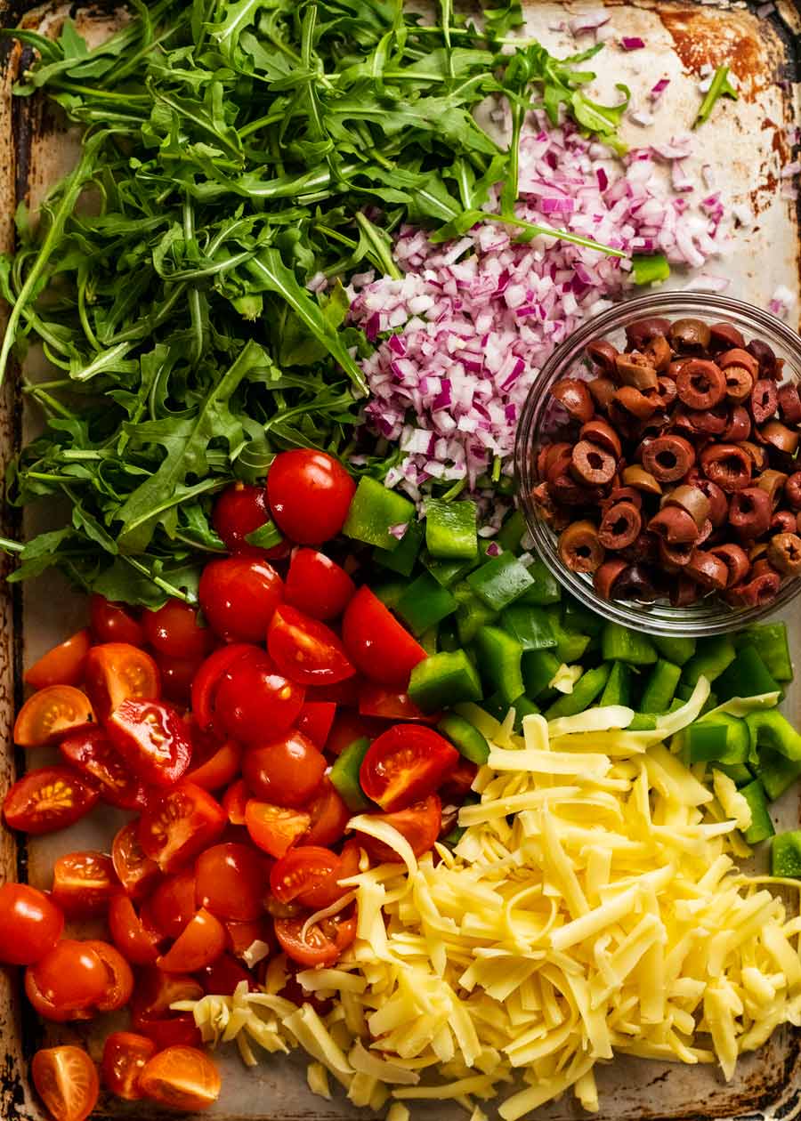 Ensalada italiana de risoni/ orzo con ingredientes crujientes de salami