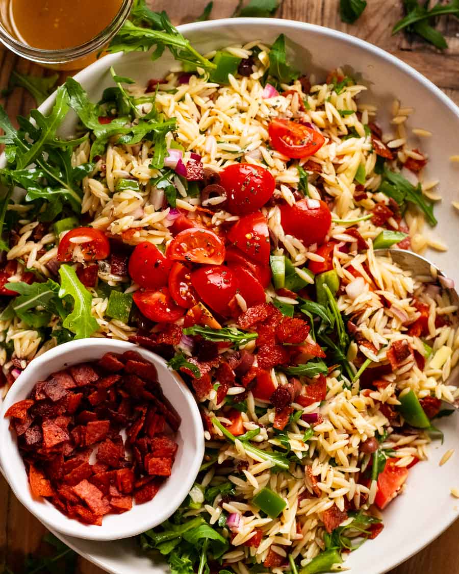 Tazón grande de ensalada italiana de risoni/orzo con trocitos de salami crujiente