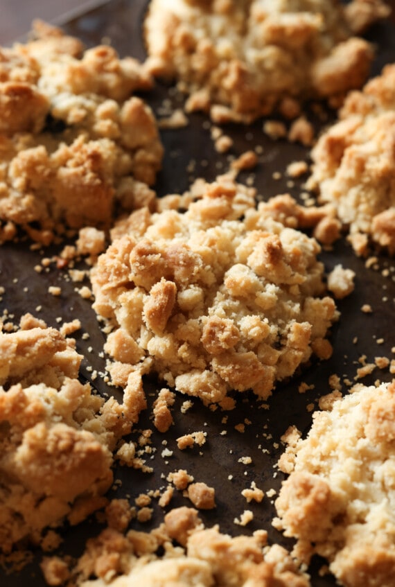 cobertura de streusel horneada sobre muffins en un molde para muffins