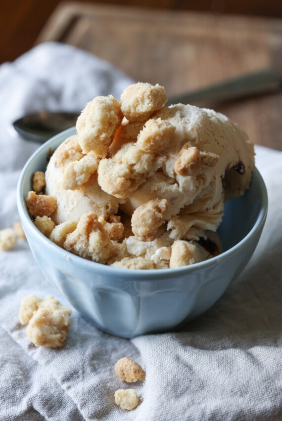Un tazón de helado cubierto con cobertura de streusel