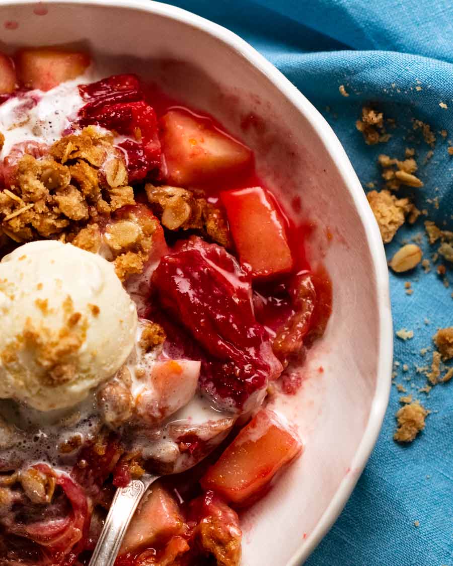 Cerca de crumble de ruibarbo con manzana en un tazón