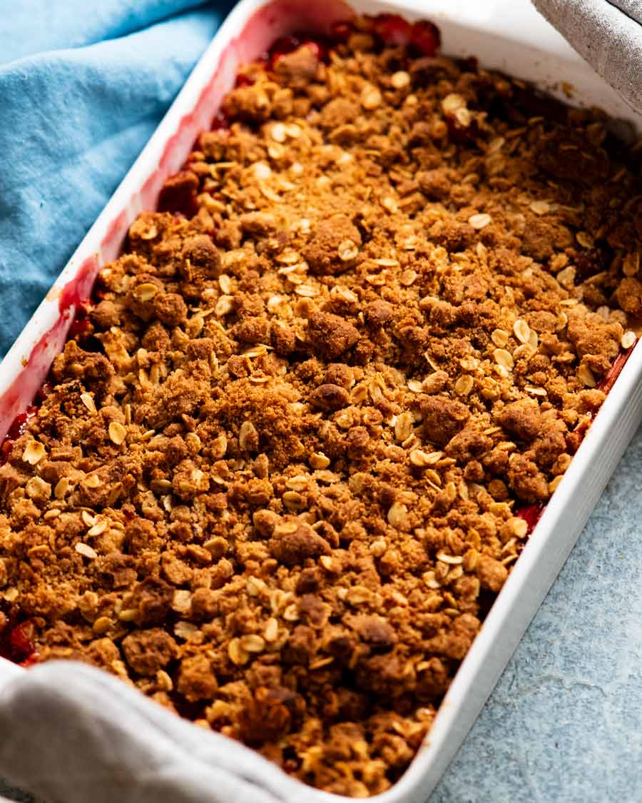 Plato recién hecho de crumble de ruibarbo con manzana