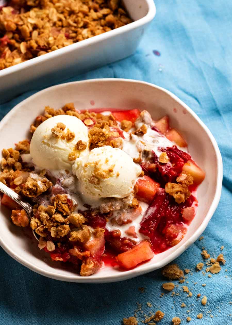 Tazón de crumble de ruibarbo con manzana con helado