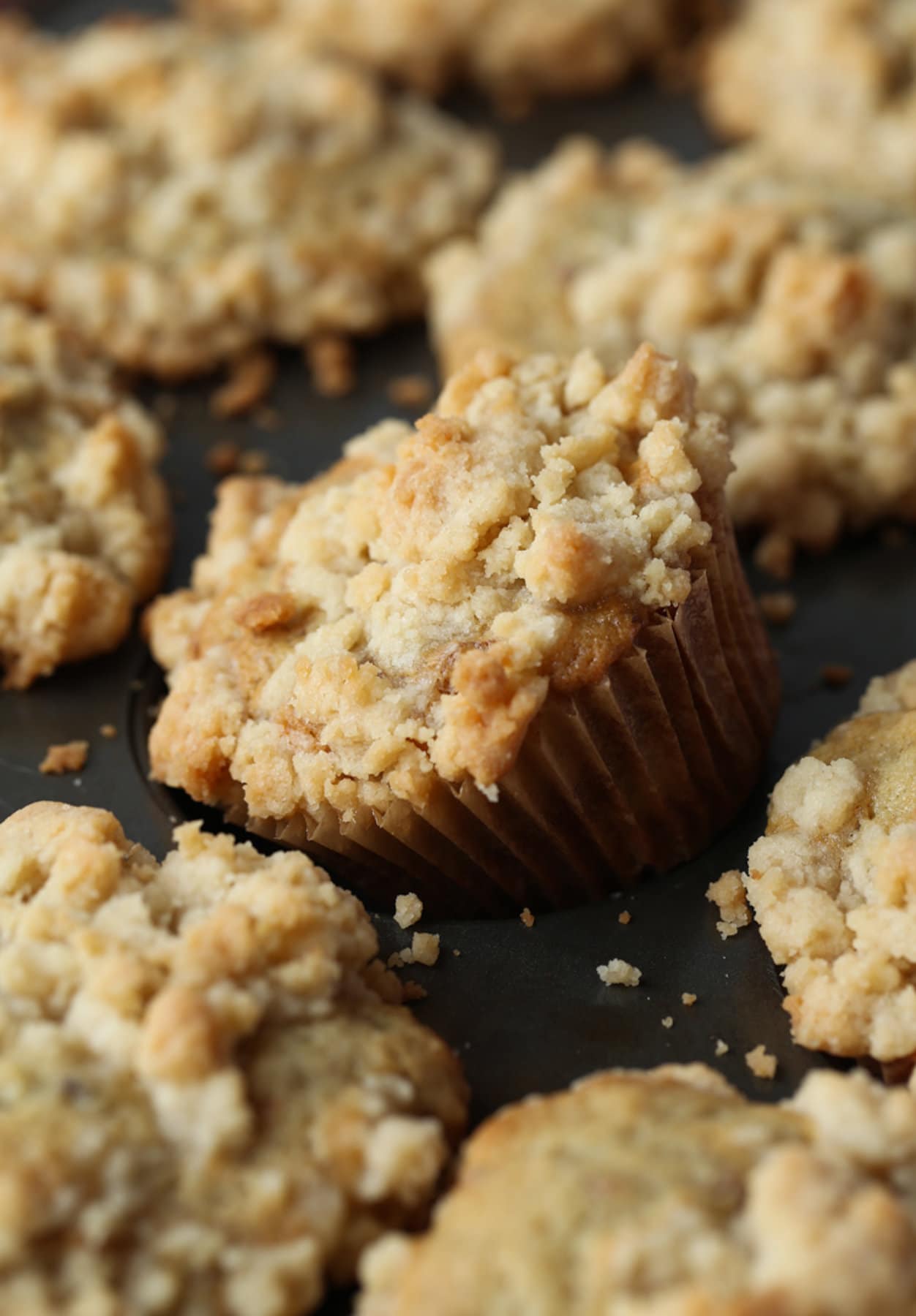 Un muffin de plátano en un molde para muffins que se retira después de hornear