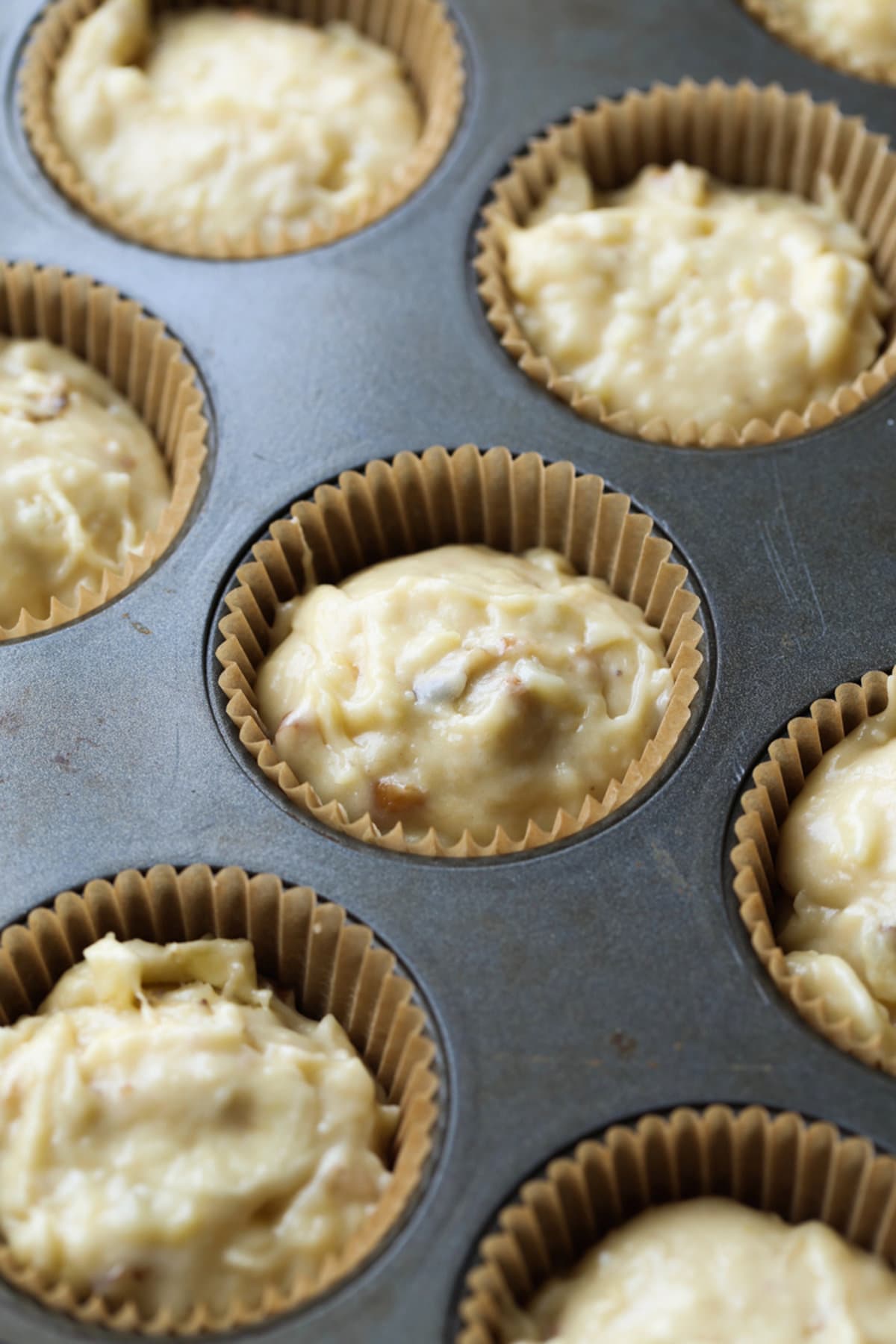 masa para muffins de plátano en un forro en un molde para muffins