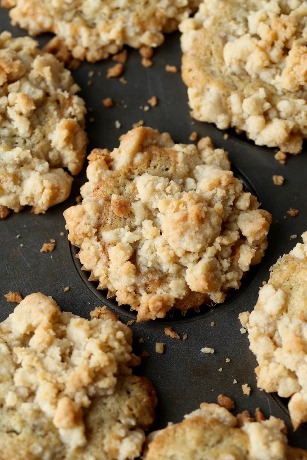 muffins de plátano al horno con cobertura de streusel en un molde para muffins