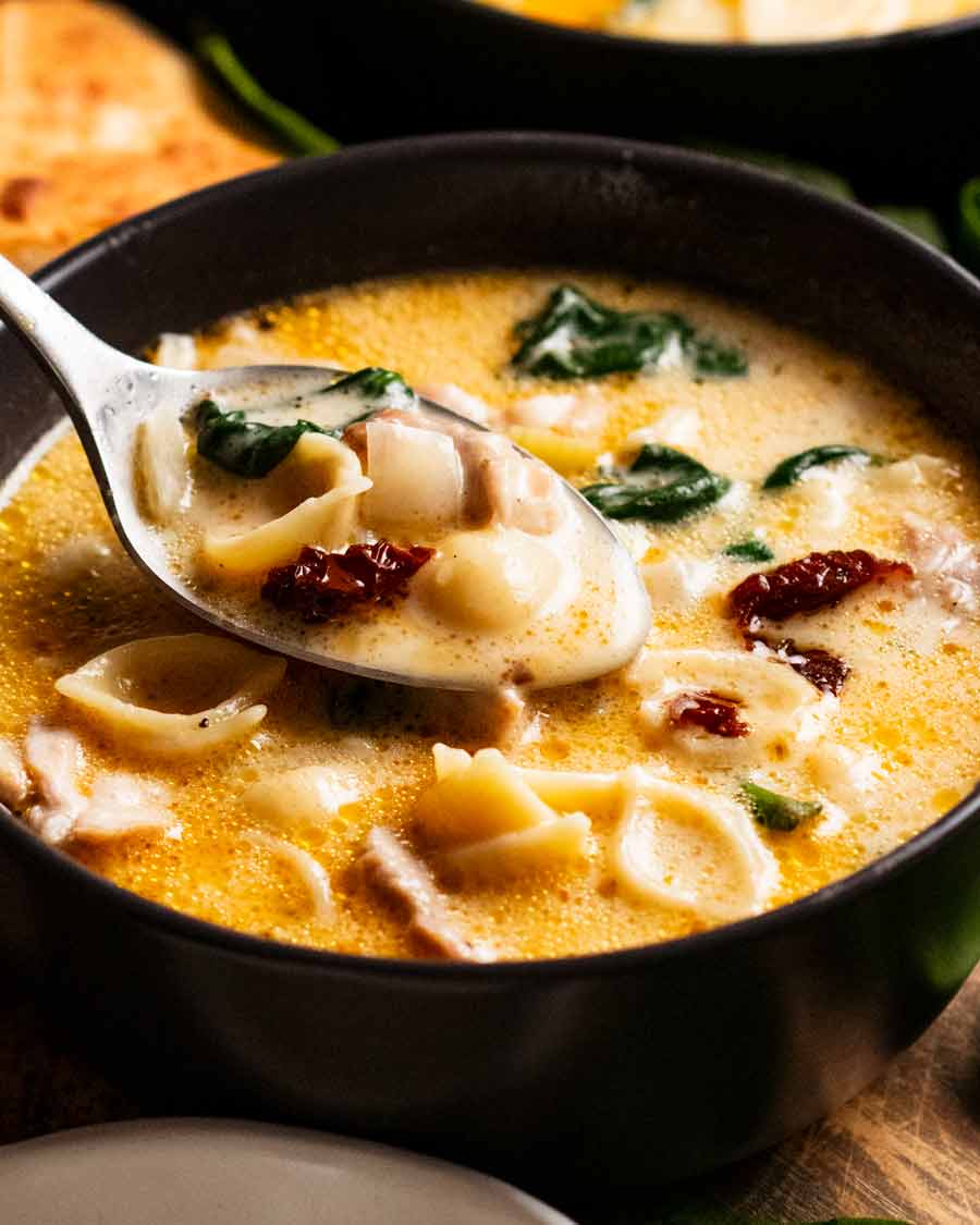 Comer sopa cremosa de pollo toscano