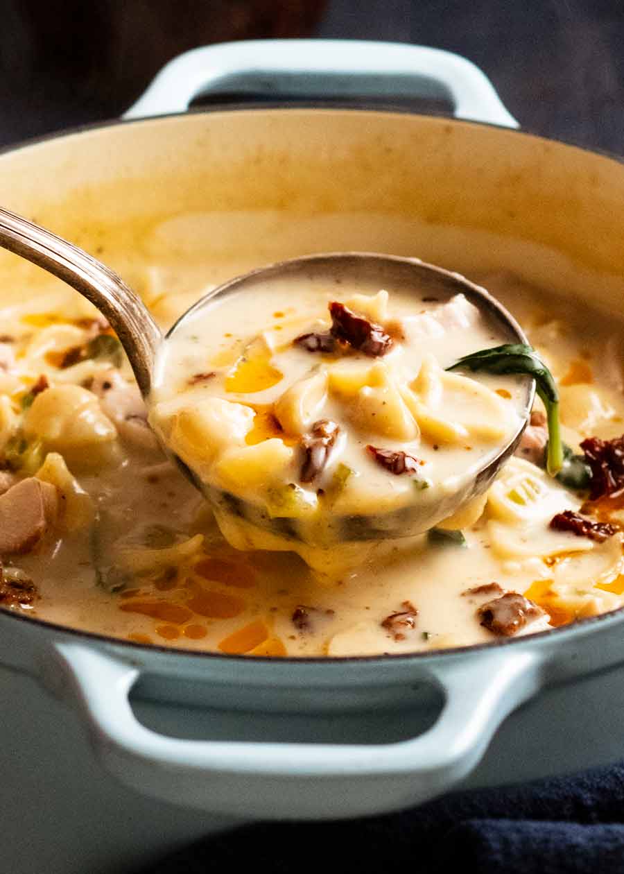 Cucharón de sopa cremosa de pollo toscano