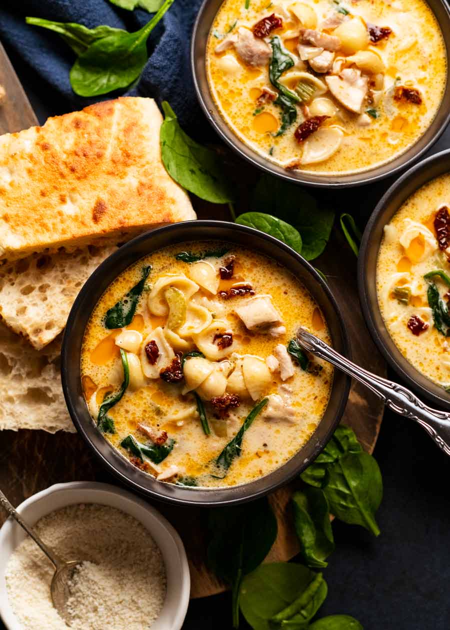 Cuencos de sopa cremosa de pollo toscano
