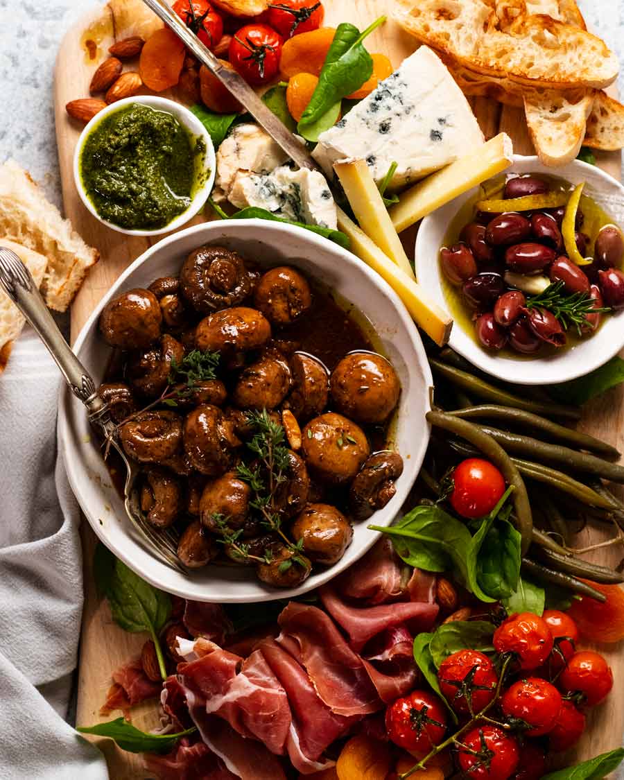 Tabla de pastar con setas en escabeche balsámico