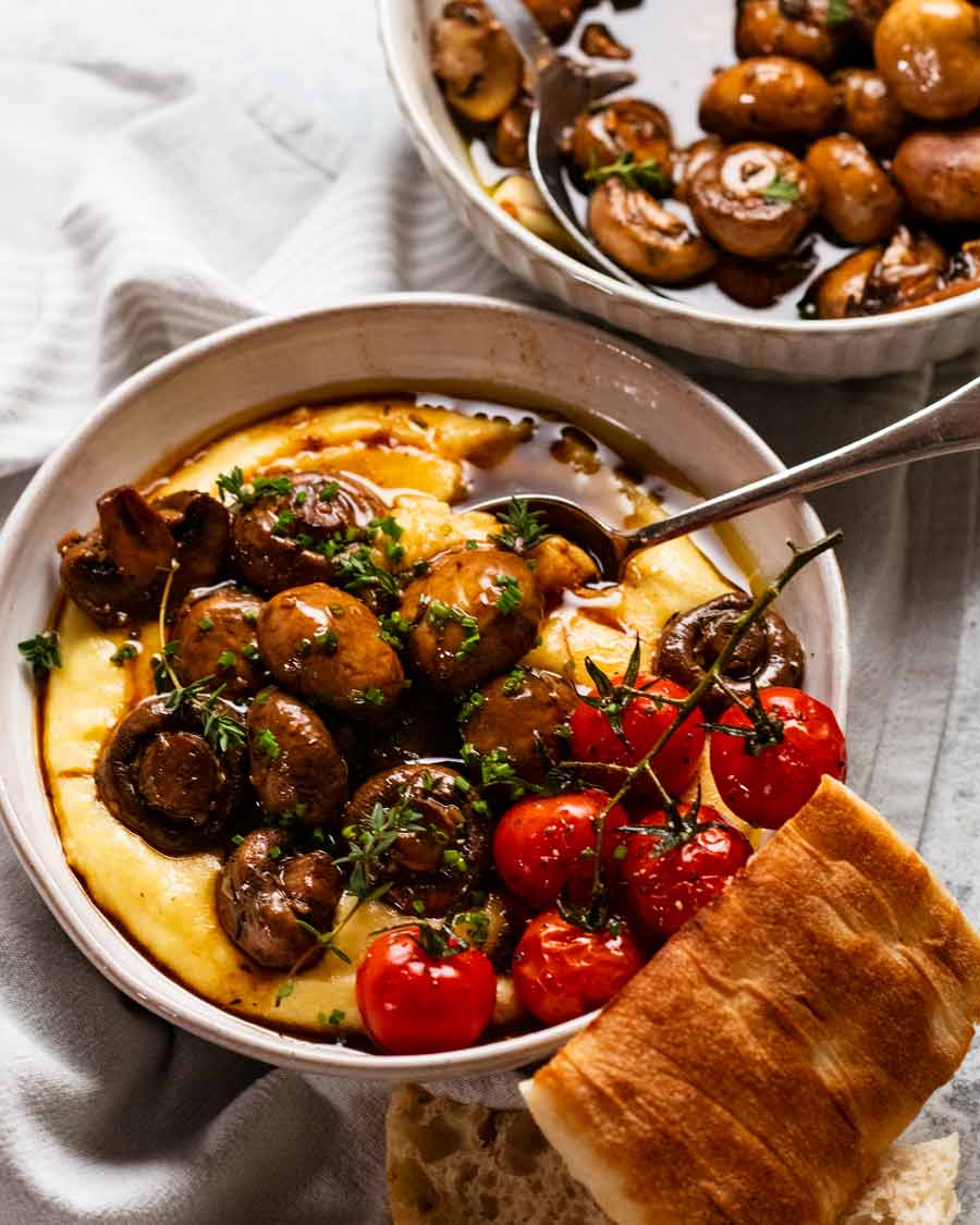 Champiñones marinados balsámicos sobre polenta