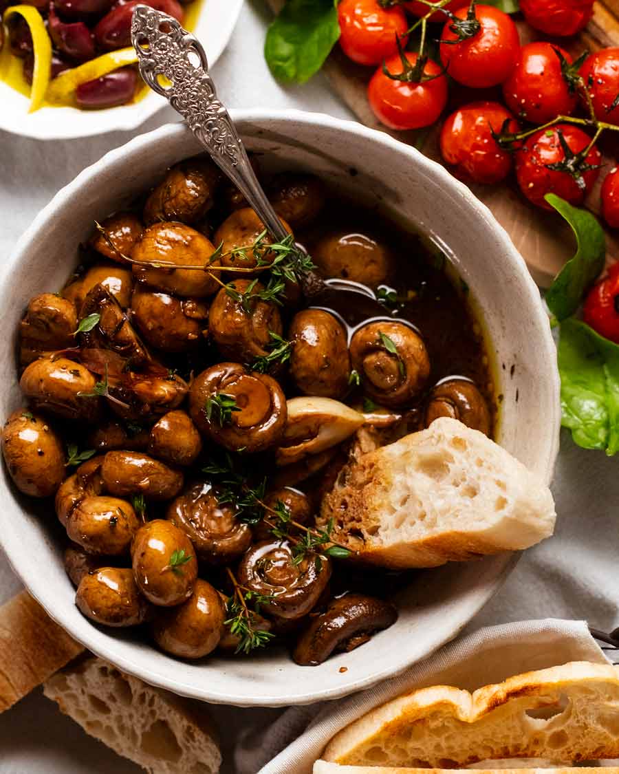 Tazón de champiñones marinados con balsámico