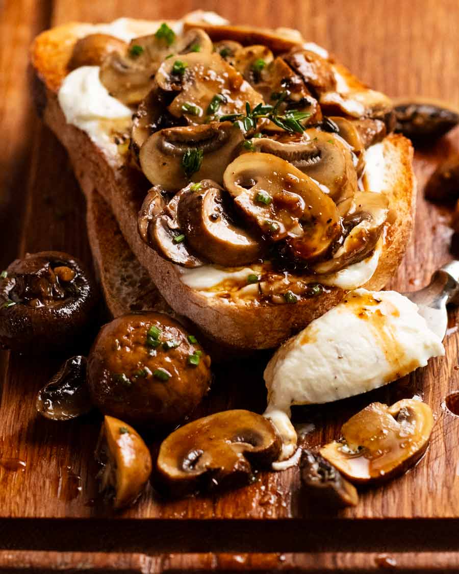 Champiñones marinados en balsámico sobre tosta de queso de cabra