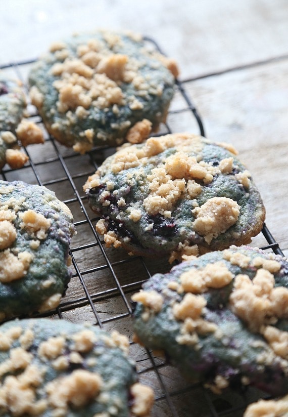 Galletas blandas de arándanos sobre una rejilla cubiertas con crumble de streusel.