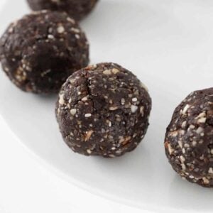 Bolas de chocolate con nueces en un plato.
