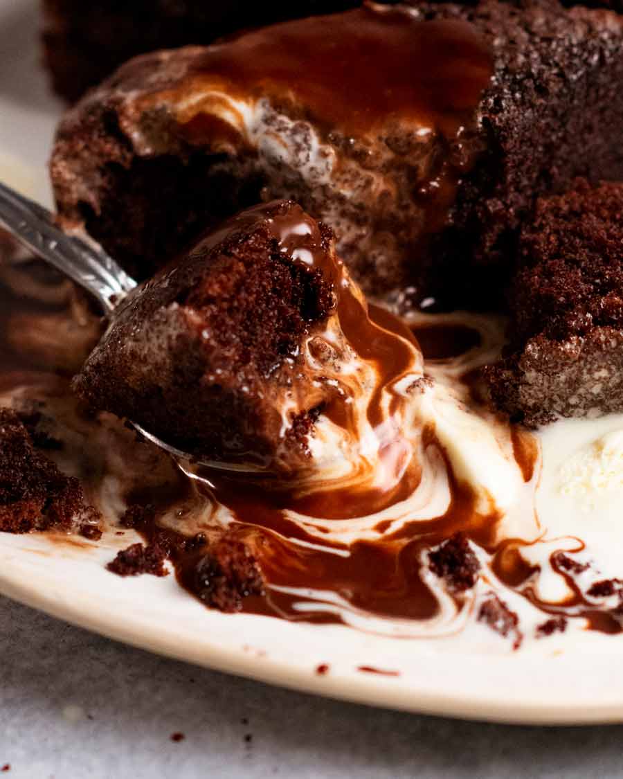 Comer pastel de chocolate caliente
