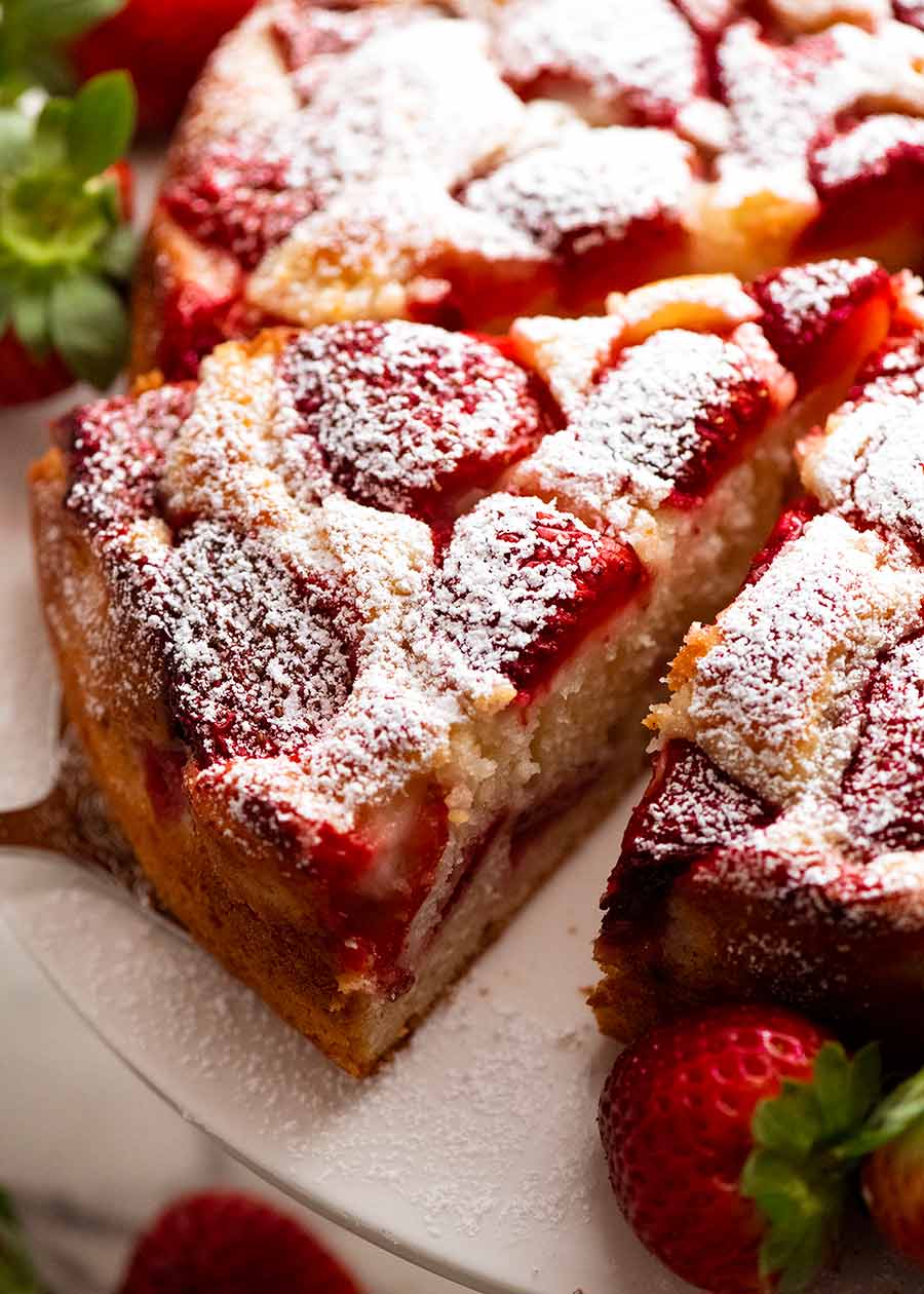 Cerca de una rebanada de pastel de fresa fácil