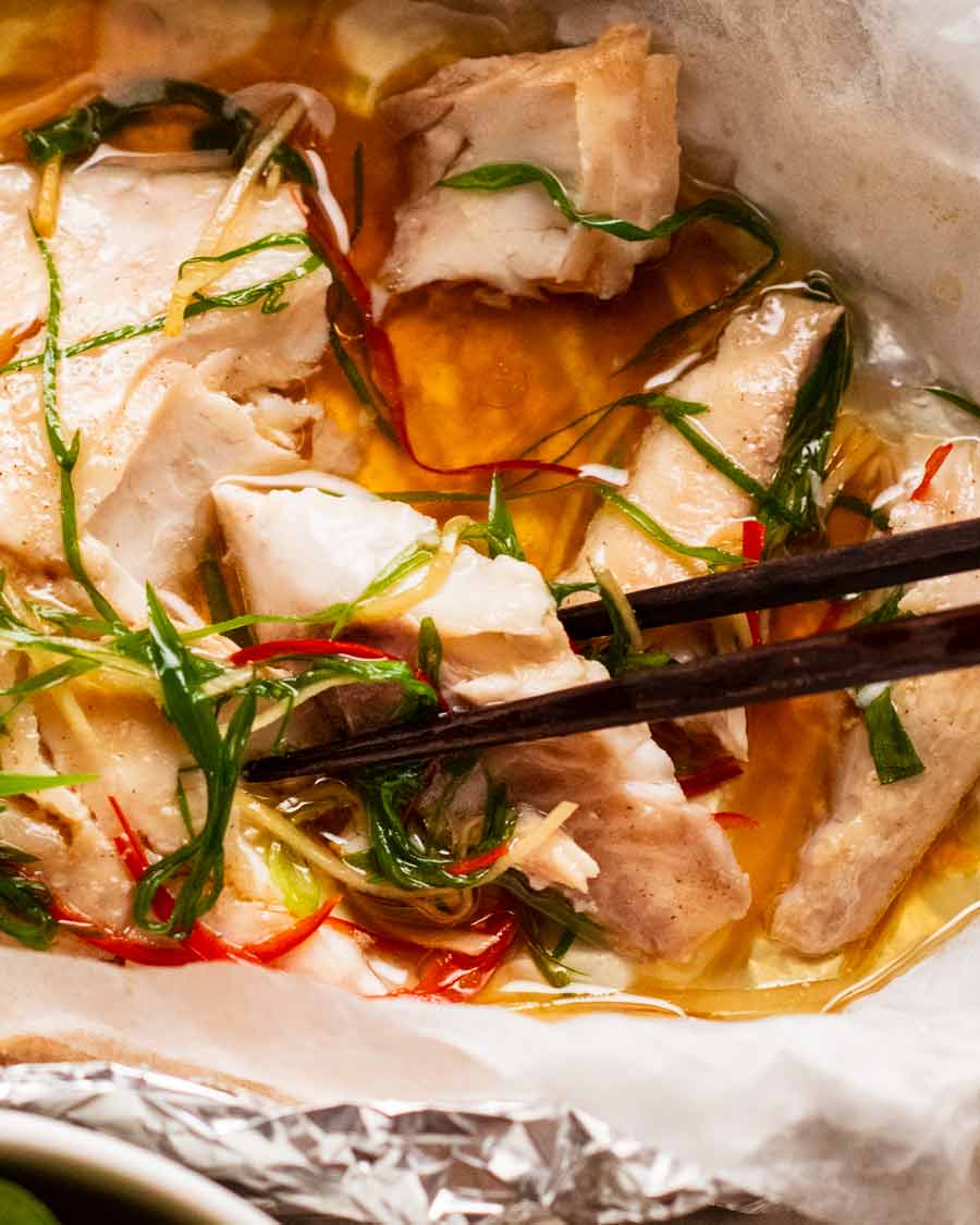 Foto de primer plano de comer pescado de jengibre chisporroteante
