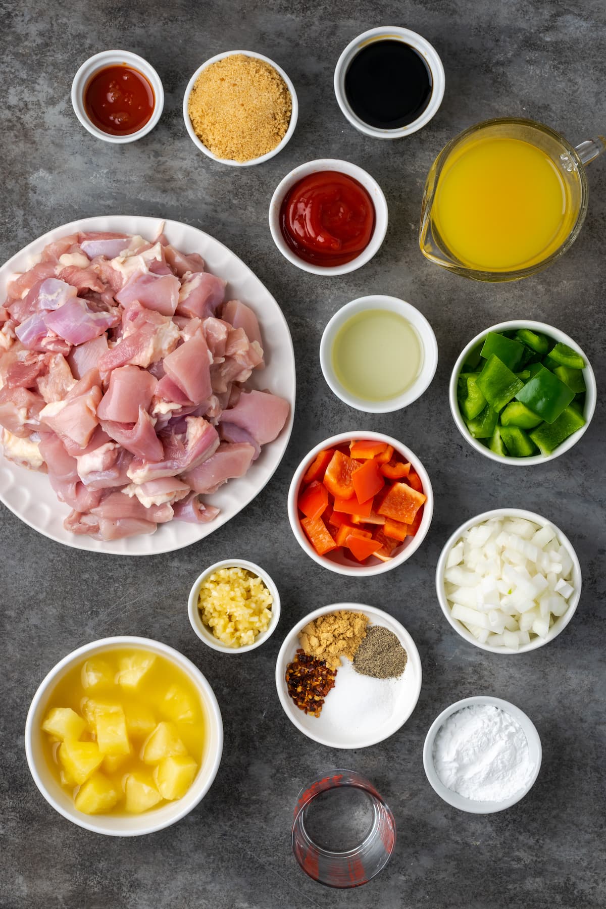 Instant Pot Hawaiian Chicken es una cena fácil de una olla cocinada con piña jugosa, pimientos y cebollas en una salsa dulce y picante. Ingredientes para Instant Pot Hawaiian Chicken.